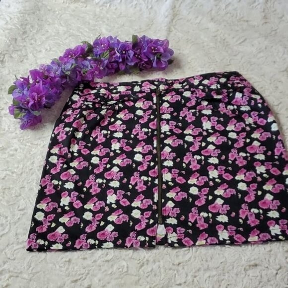 Nicole Miller Sz. 12 Fun & Classy Floral Design Throughout Black Full Zip Skirt - Picture 1 of 7